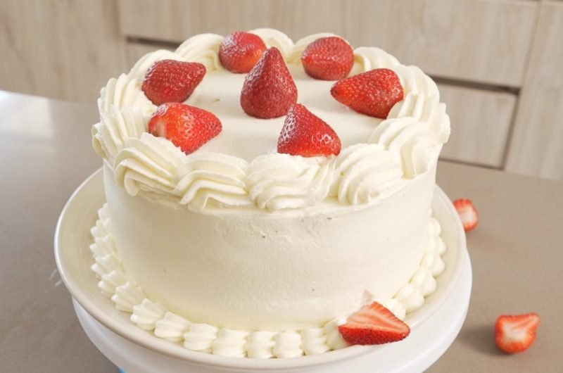 Torta de Chocolate con Crema y Fresas