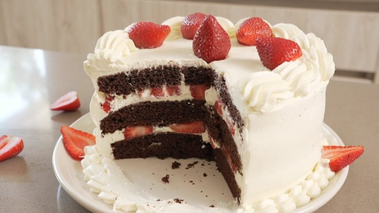 Torta picada de choco crema.y fresas