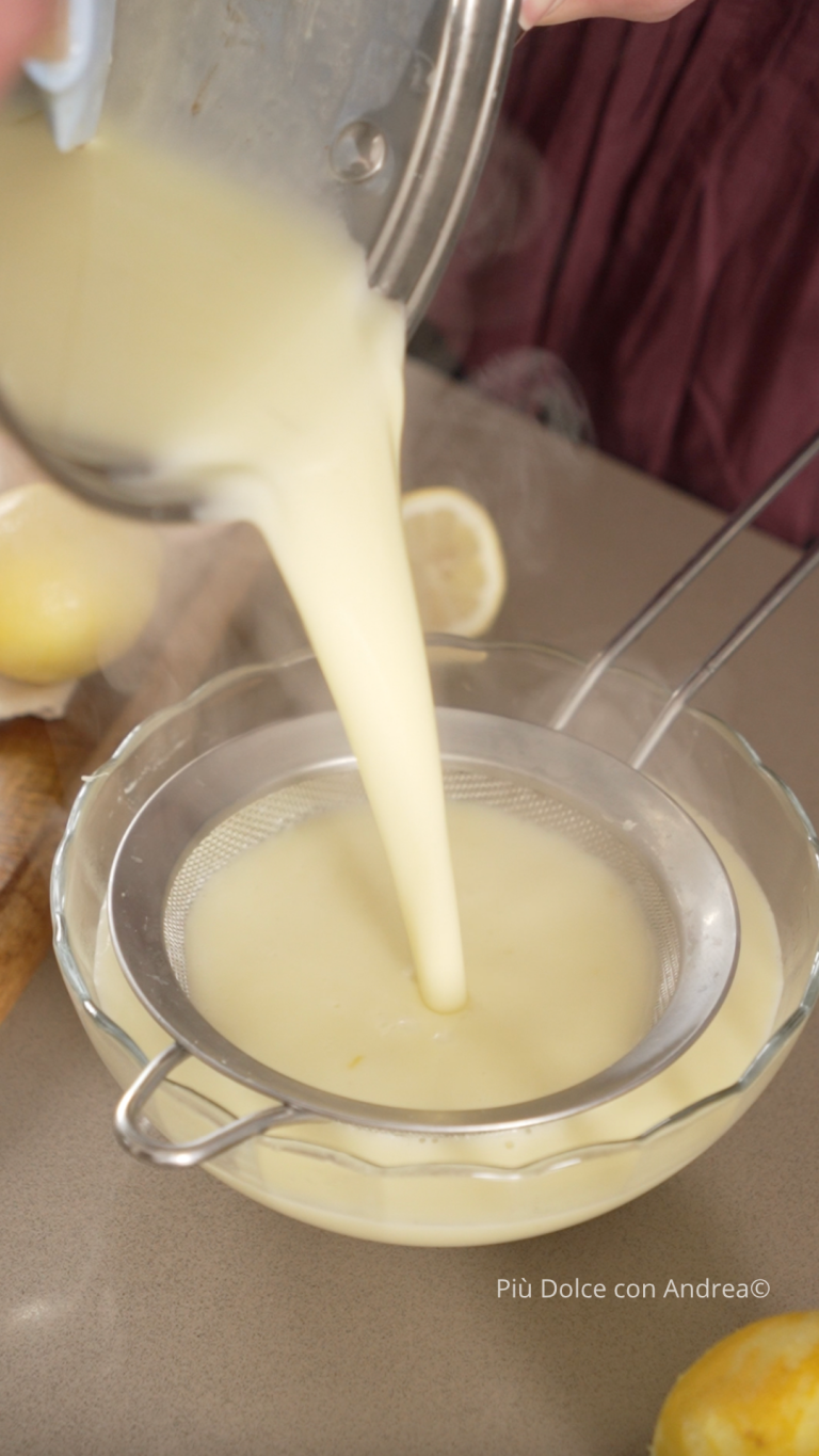 Posset de Limón Colando la mezcla del posset