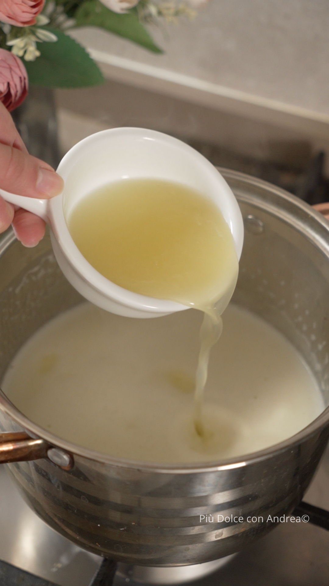 Realizando la mezcla del posset d elision Olla de posset de limon